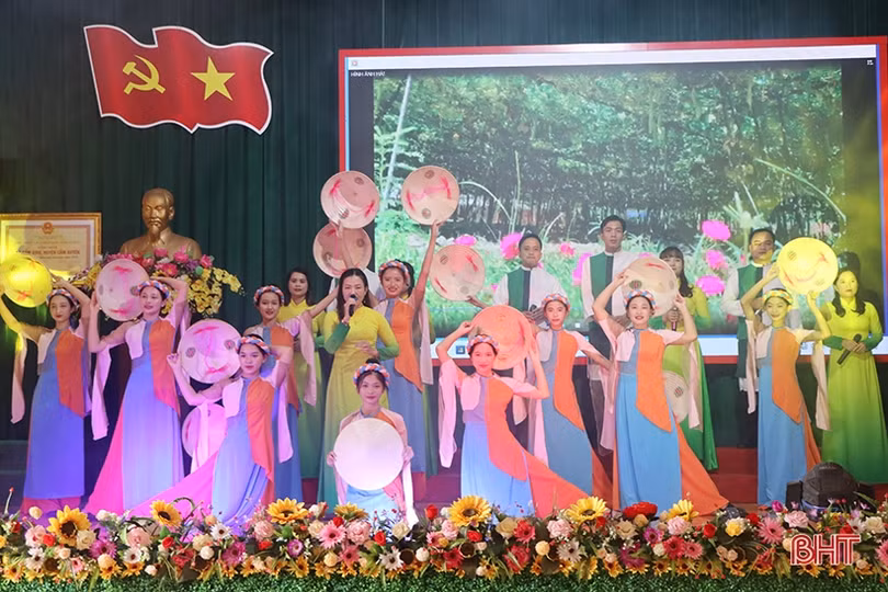 Xã thứ 2 của huyện Cẩm Xuyên đón bằng công nhận NTM kiểu mẫu