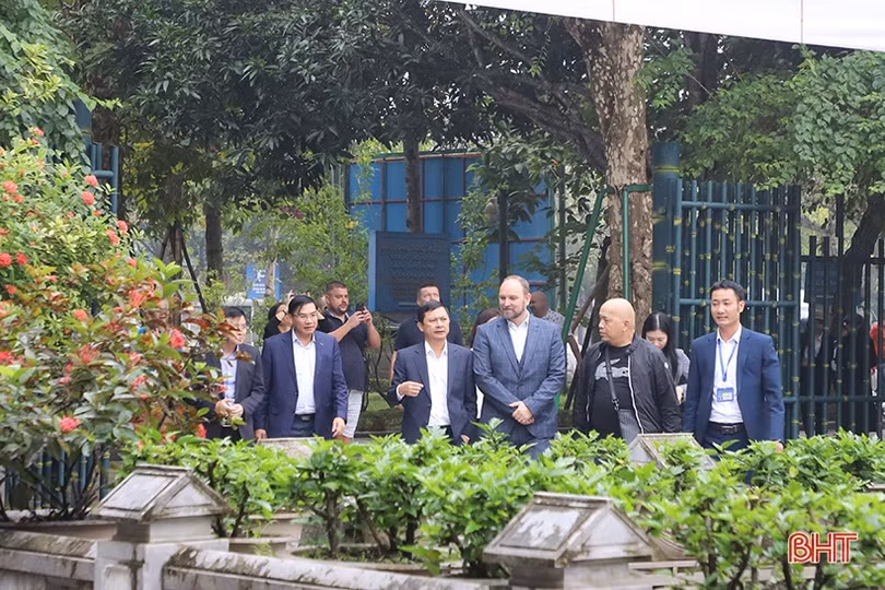 Đoàn công tác vùng tự trị Trnava - Slovakia tham quan di tích tại Nghệ An và Hà Tĩnh