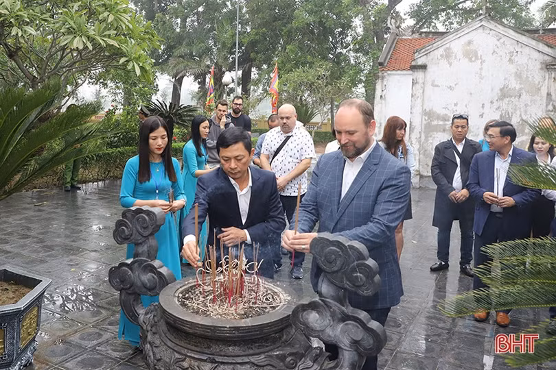 Đoàn công tác vùng tự trị Trnava - Slovakia tham quan di tích tại Nghệ An và Hà Tĩnh