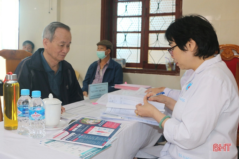 Khám, tư vấn sức khỏe cho hơn 700 cán bộ đương chức và nghỉ hưu