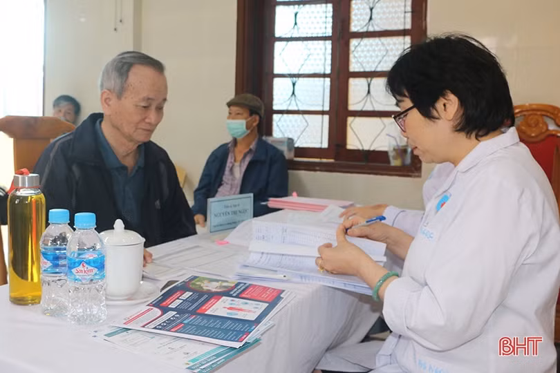 Khám, tư vấn sức khỏe cho hơn 700 cán bộ đương chức và nghỉ hưu