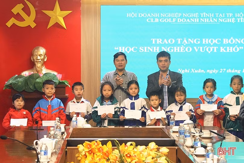 CLB Golf doanh nhân Nghệ Tĩnh trao 50 suất học bổng tại Nghi Xuân