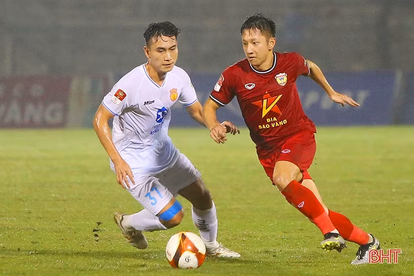 Hồng Lĩnh Hà Tĩnh vs Nam Định: Siêu phẩm, thẻ đỏ và mưa bàn thắng!