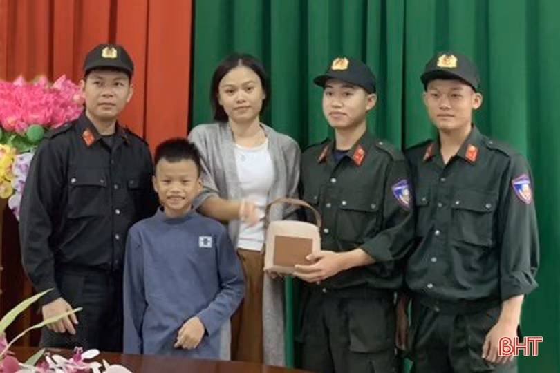 Chiến sỹ cảnh sát cơ động trao trả lại tài sản cho người đánh rơi