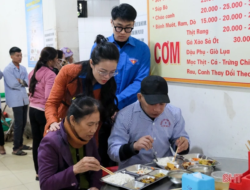 Tuổi trẻ Sở TT&TT tổ chức bữa cơm tình thương tại Bệnh viện Tâm thần Hà Tĩnh