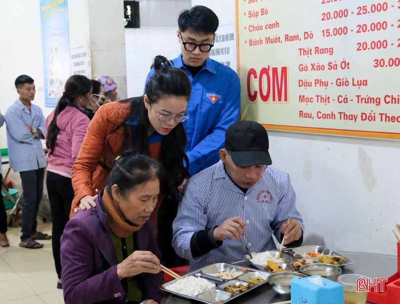 Tuổi trẻ Sở TT&TT tổ chức bữa cơm tình thương tại Bệnh viện Tâm thần Hà Tĩnh