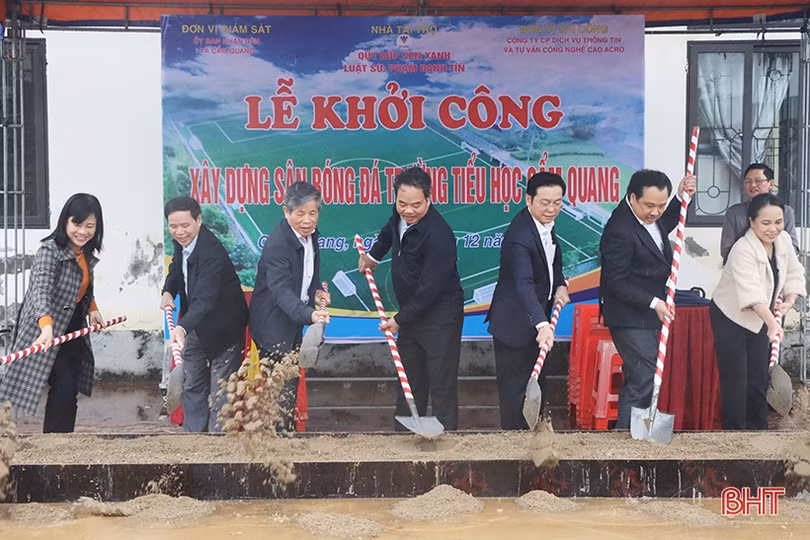 Khởi công xây dựng sân bóng đá mini Trường Tiểu học Cẩm Quang