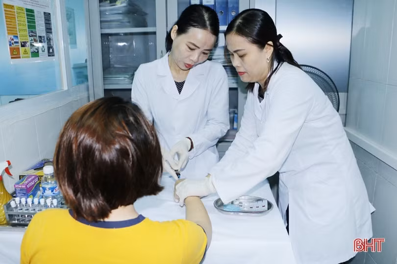 Người nhiễm HIV cần làm gì để sống khỏe mạnh?