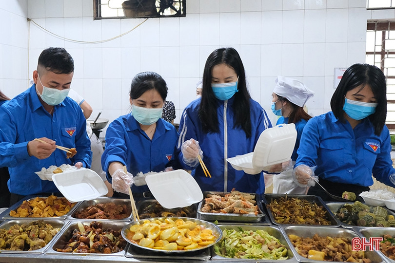 Tuổi trẻ Sở TT&TT tổ chức bữa cơm tình thương tại Bệnh viện Tâm thần Hà Tĩnh