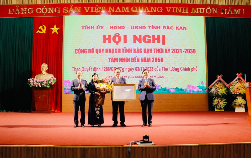 Phó Thủ tướng Chính phủ Trần Hồng Hà trao Quyết định của Thủ tướng Chính phủ về việc phê duyệt Quy hoạch tỉnh Bắc Kạn thời kỳ 2021-2030, tầm nhìn đến năm 2050 cho lãnh đạo tỉnh Bắc Kạn Công bố Quy hoạch tỉnh Bắc Kạn thời kỳ 2021 - 2030, tầm nhìn đến năm 2050