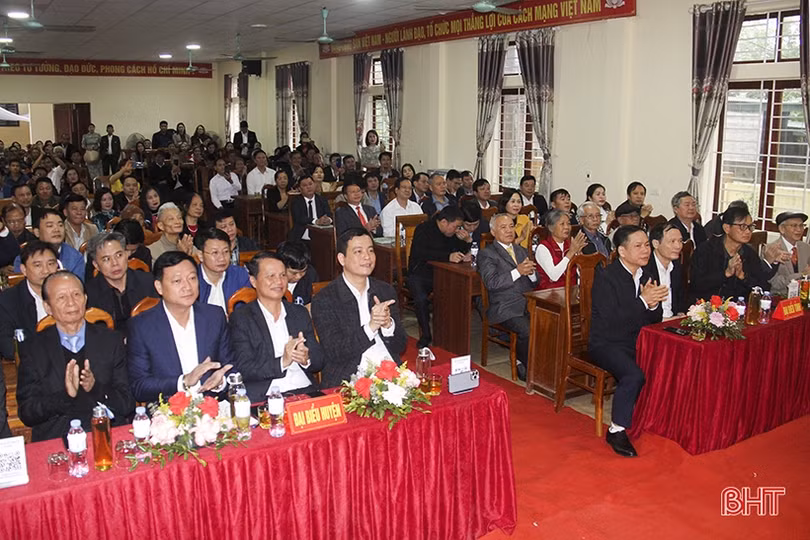 Yên Hồ đón bằng công nhận xã đạt chuẩn nông thôn mới kiểu mẫu