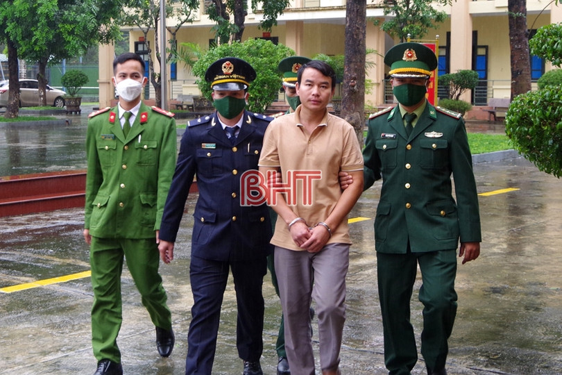 Giấu 60kg pháo trong thùng tự chế trên xe tải để tuồn qua biên giới Hà Tĩnh