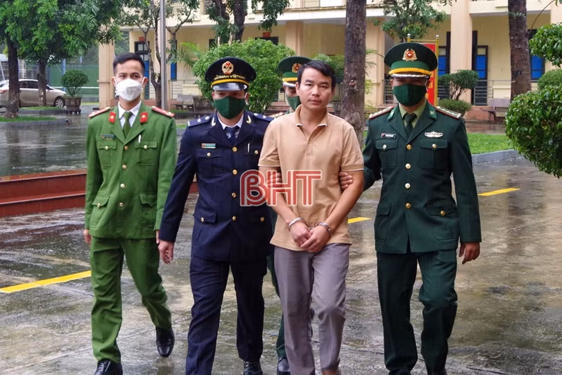 Giấu 60kg pháo trong thùng tự chế trên xe tải để tuồn qua biên giới Hà Tĩnh