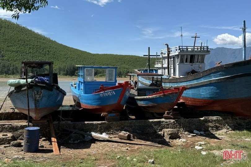 Xưởng đóng tàu không phép tại khu vực âu tránh trú bão cho tàu cá Kỳ Hà (TX Kỳ Anh). bqbht_br_z6740074617067-3a440087a1201c036dda1f0d11bd6de8a.jpg