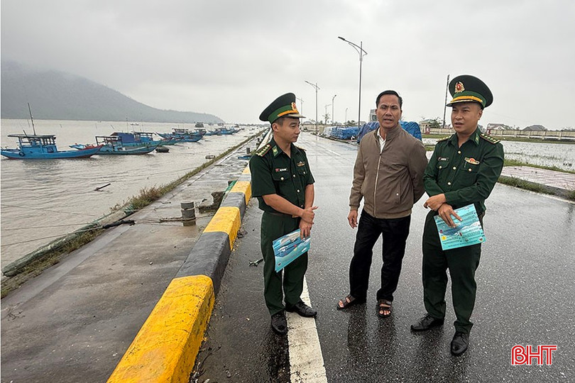 Bộ đội biên phòng động viên bà con ngư dân bám biển. bqbht_br_c-9753.jpg