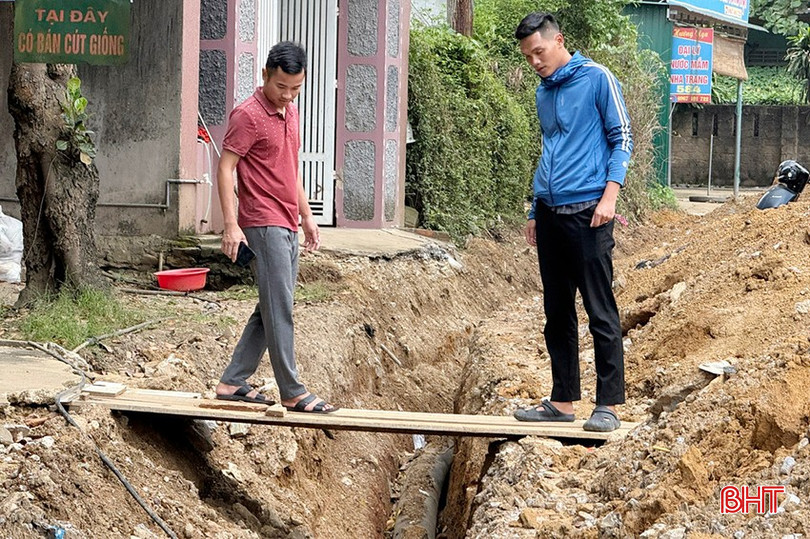 Cán bộ Trung tâm Nước sạch và Vệ sinh môi trường nông thôn tỉnh Hà Tĩnh kiểm tra thực trạng đường ống nước. bqbht_br_z6876171671295-0160ebe2b846d6f5c67bd81ed8a29dfe-copy.jpg