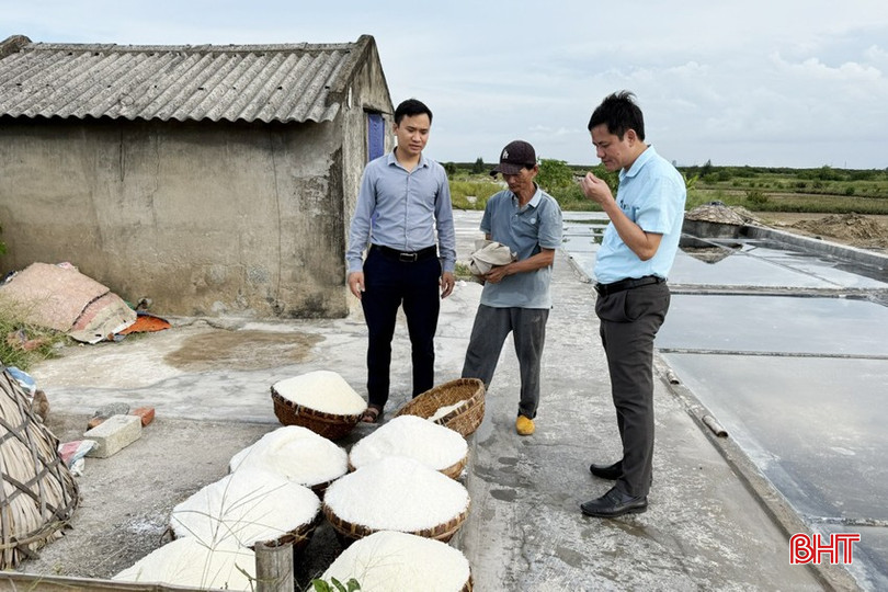 Lãnh đạo xã Hộ Độ ra đồng muối động viên bà con diêm dân sản xuất. bqbht_br_2-copy.jpg