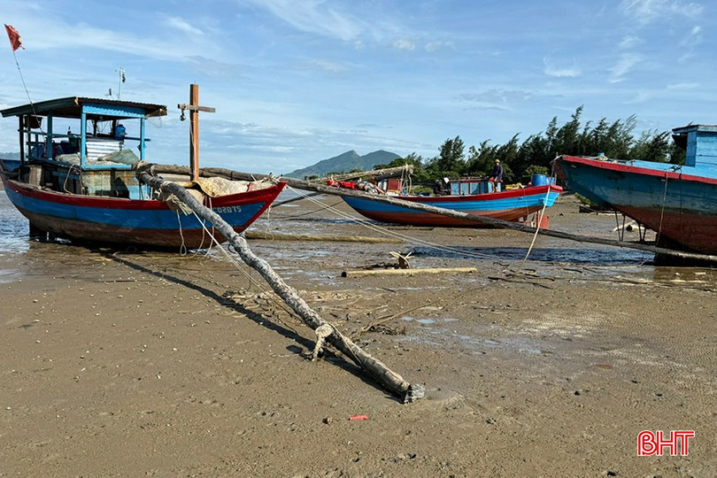 Tàu thuyền mắc cạn do lạch bị bồi lắng. bqbht_br_can-lach-3a.jpg