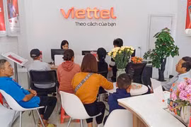 Khách hàng “đổ xô” đến cửa hàng Viettel đăng ký dịch vụ sau bão