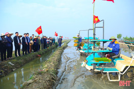 Mừng Đại hội XIV của Đảng, nông dân Hà Tĩnh sôi nổi sản xuất vụ xuân 