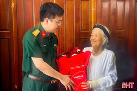 Viettel Hà Tĩnh thăm, tặng quà Mẹ Việt Nam Anh hùng Trần Thị Huyến