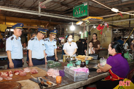 Kiểm tra chất phụ gia cấm trên bún, giò, bánh tại chợ Hôm