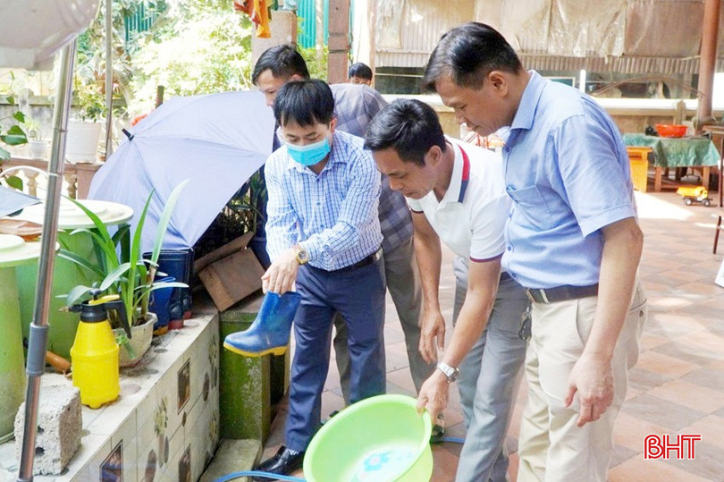 Lãnh đạo CDC Hà Tĩnh giám sát công tác phòng, chống dịch tại xã Hương Bình, huyện Hương Khê. bqbht_br_sxh-1a.jpg