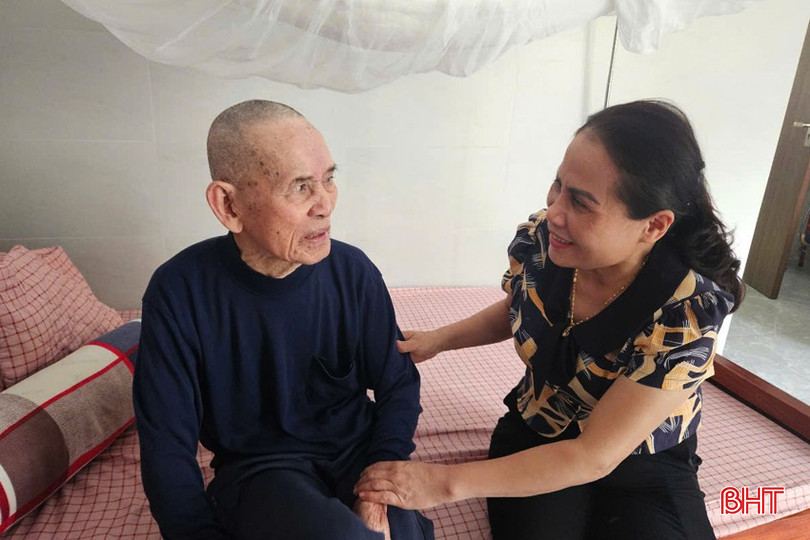 Cán bộ, nhân viên Trung tâm Điều dưỡng người có công và bảo trợ xã hội Hà Tĩnh luôn xem các cụ được chăm sóc, điều dưỡng tại đơn vị như người thân trong gia đình. bqbht_br_ctxh-4a.jpg