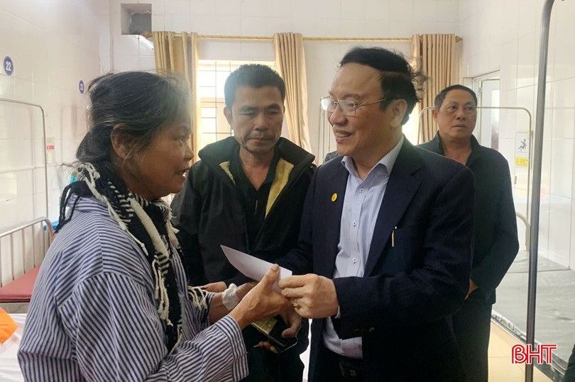 Qua kêu gọi, kết nối của Phòng Công tác xã hội, nhiều phần quà ý nghĩa được mạnh thường quân trao tặng cho người bệnh tại Bệnh viện Đa khoa tỉnh. bqbht_br_ctxh-7a.jpg