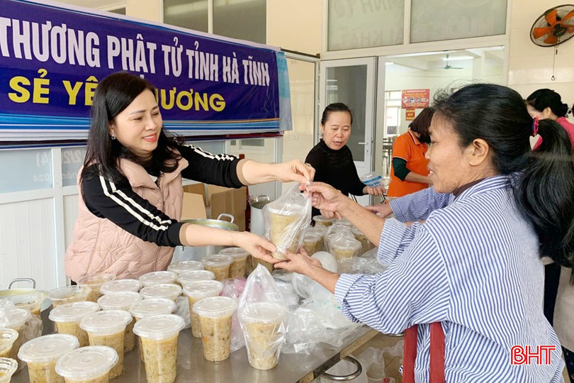 Hàng trăm suất cháo miễn phí được Phòng Công tác xã hội (Bệnh viện Đa khoa tỉnh) kêu gọi, kết nối để trao gửi cho người bệnh khó khăn. bqbht_br_ctxh-5a.jpg