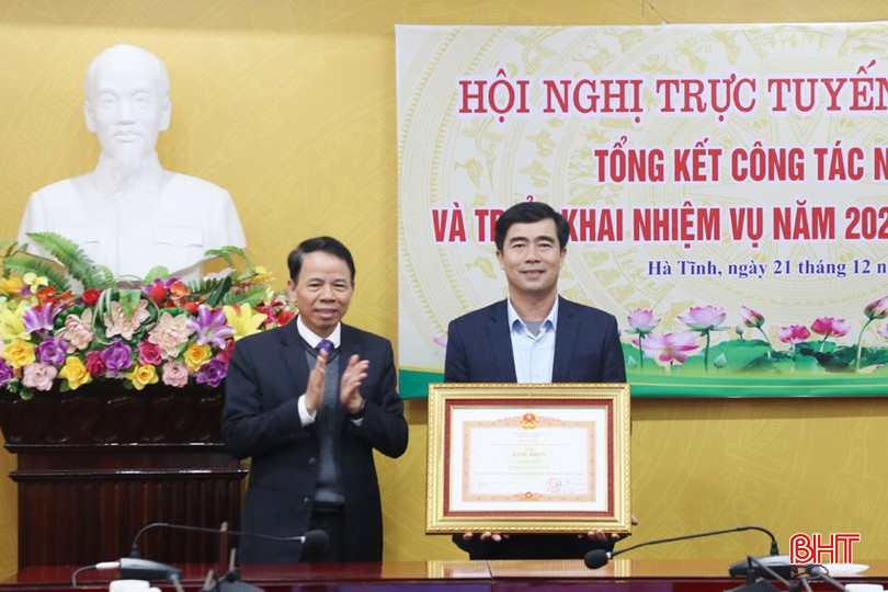 Trao bằng khen của Thủ tướng Chính phủ cho ông Bùi Quang Dương - Phó Giám đốc Sở Nội vụ. bqbht_br_7a.jpg