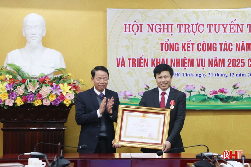 Trao Huân chương Lao động hạng 3 của Chủ tịch nước cho ông Cù Huy Cẩm - Phó Giám đốc Sở Nội vụ. bqbht_br_6a.jpg