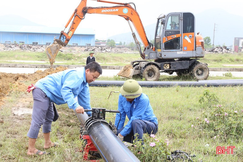 Công nhân Công ty CP Cấp nước Hà Tĩnh tiến hành lắp đặt cụm xử lý nước sạch công suất trên 5.000m3/ngày đêm lấy nước từ hồ chứa Tàu Voi - TX Kỳ Anh. bqbht_br_1a.jpg