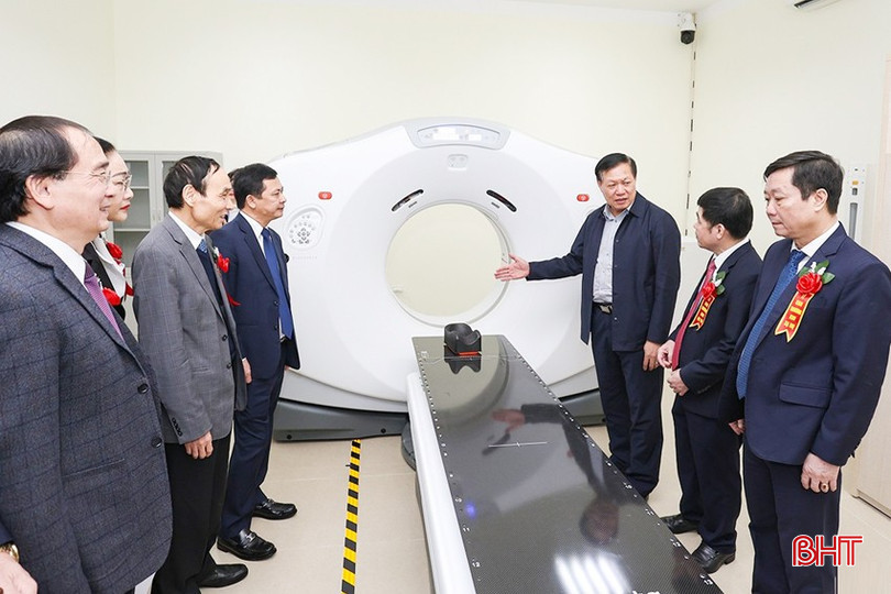Lãnh đạo Bộ Y tế và tỉnh tham quan Khu Xạ trị kỹ thuật cao. bqbht_br_xa-tri.jpg