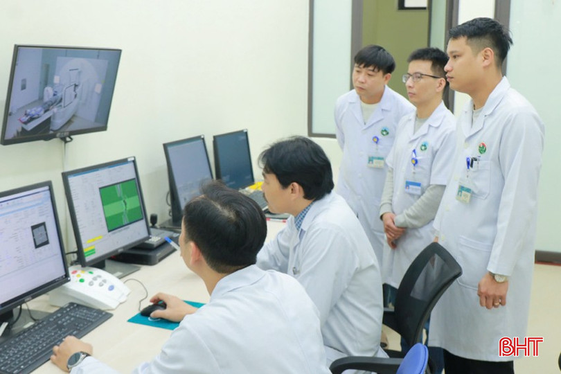 Các bác sỹ vận hành Khu Xạ trị kỹ thuật cao. bqbht_br_xa-tria.jpg