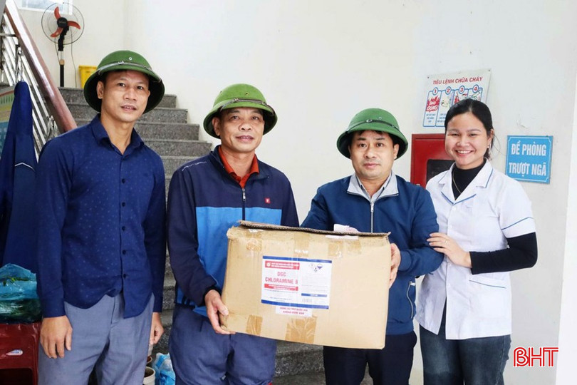 ថ្នាក់ដឹកនាំនៃមជ្ឈមណ្ឌលគ្រប់គ្រងជំងឺ Ha Tinh បានបង្ហាញសារធាតុគីមីសម្លាប់មេរោគដល់ស្ថានីយ៍វេជ្ជសាស្ត្រ Cam Vinh ។ bqbht_br_tieu-doc-5a.jpg