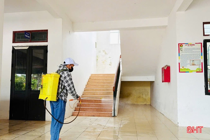 បាញ់ថ្នាំសំលាប់មេរោគនៅតាមការិយាល័យ និងសាលារៀន។ bqbht_br_tieu-doc-1a.jpg