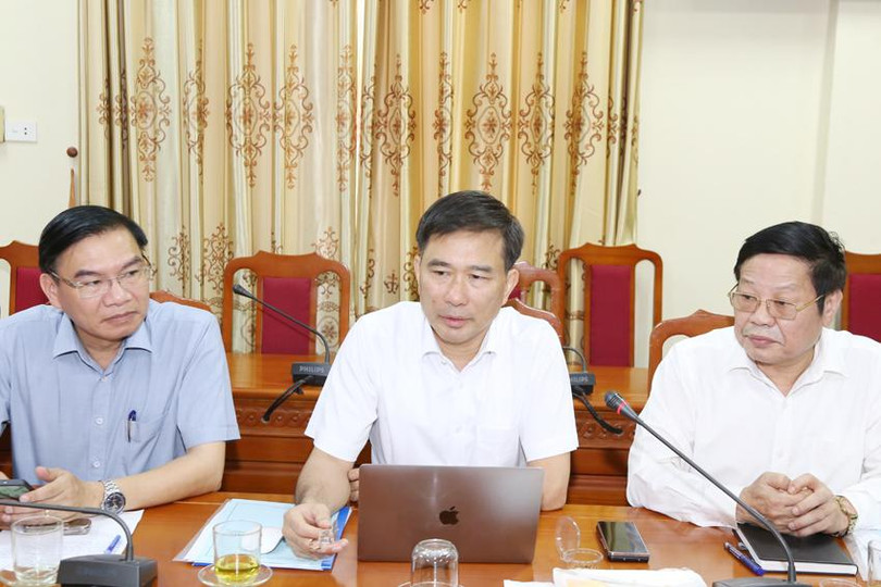 Giám đốc Sở VH-TT&DL Nguyễn Viết Trường phát biểu ý kiến tại cuộc họp 8A.jpg