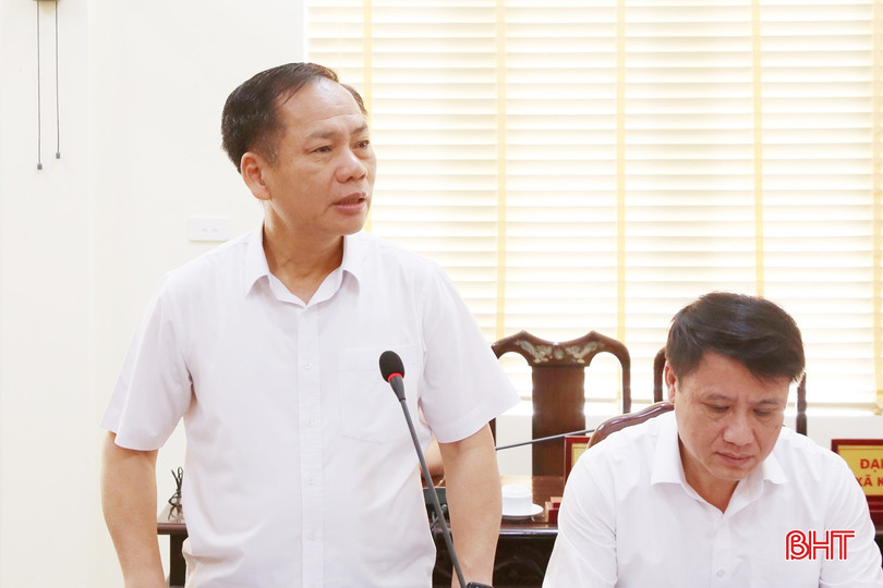 Phó Trưởng đoàn phụ trách Đoàn Đại biểu Quốc hội tỉnh Trần Đình Gia trao đổi một số vụ việc công dân kiến nghị lên Đoàn ĐBQH tỉnh. bqbht_br_9a.jpg