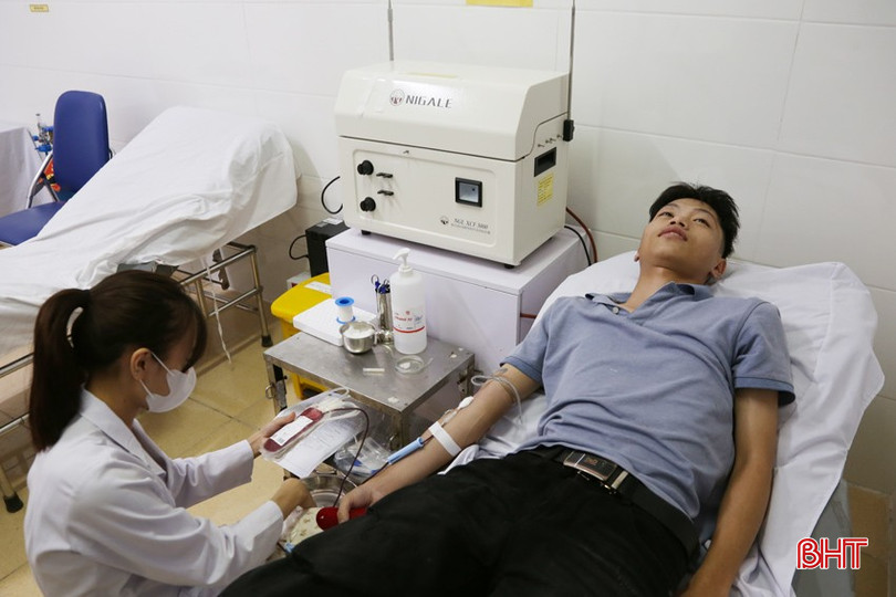 Em Dương Tấn Dũng (SN 2007, xã Phúc Trạch) đến Khoa Huyết học - Truyền máu hiến 1 đơn vị máu. bqbht_br_hien-mau-dot-22a.jpg