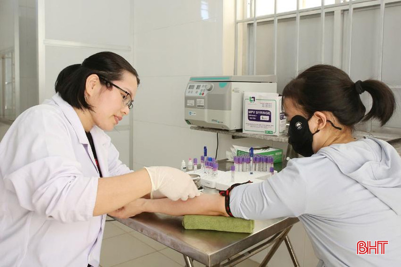 Lấy máu xét nghiệm HIV cho khách hàng để xác định điều trị dự phòng trước phơi nhiễm hay điều trị bằng ARV khi đã phơi nhiễm HIV. du phong HIVA.jpg