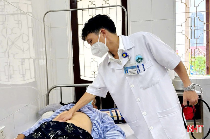 Bác sỹ Khoa Truyền nhiễm, BVĐK tỉnh thăm khám cho một bệnh nhân bị viêm gan do virus. bqbht_br_gan-1a.jpg