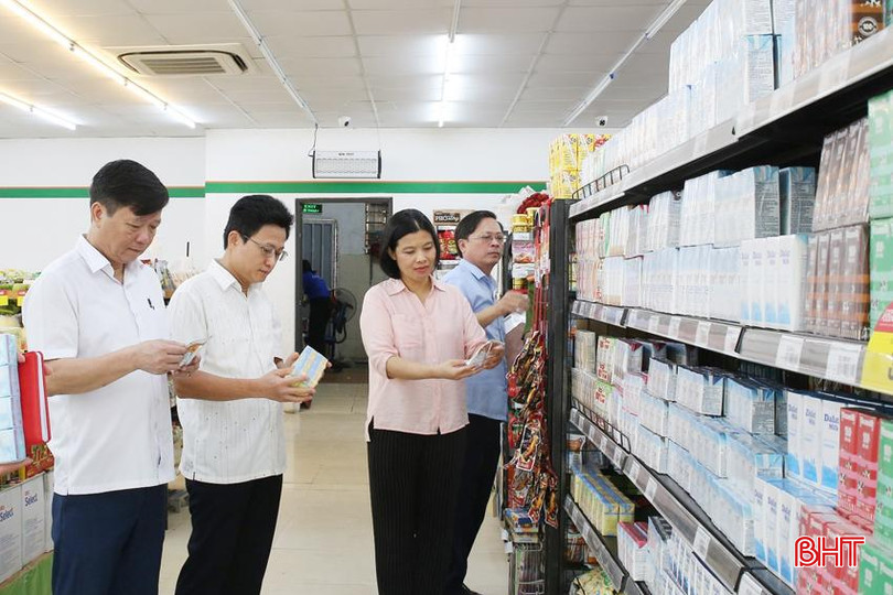 Lực lượng chức năng kiểm tra an toàn thực phẩm tại một cơ sở kinh doanh thực phẩm. ktra sieu thiA.jpg