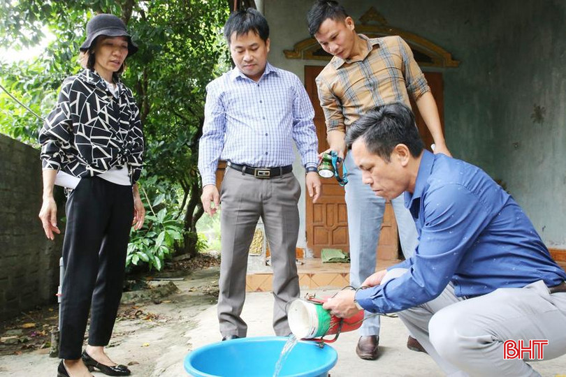 Giám đốc CDC Hà Tĩnh Nguyễn Chí Thanh giám sát tại ổ dịch ở xã Kỳ Lợi. SXH t7BA.jpg