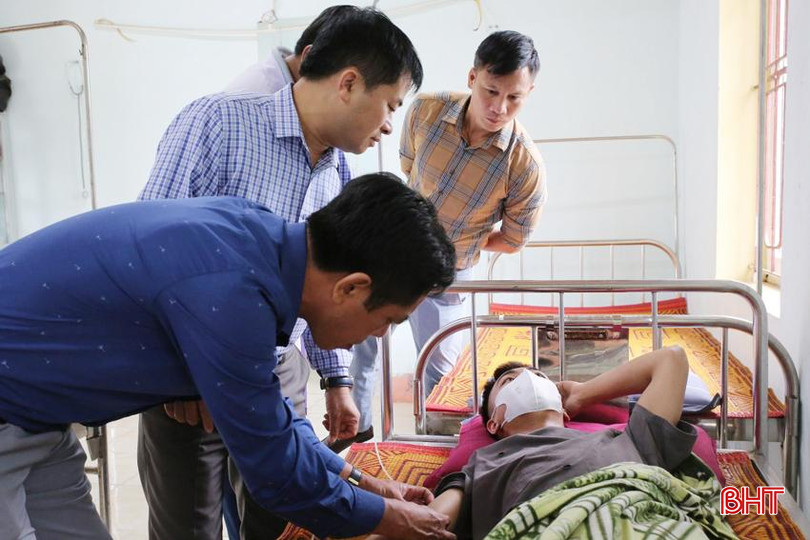 Lãnh đạo CDC Hà Tĩnh giám sát một ca bệnh nghi mắc SXH tại TX Kỳ Anh. Ảnh Tuấn Dũng. SXH T7AB.jpg