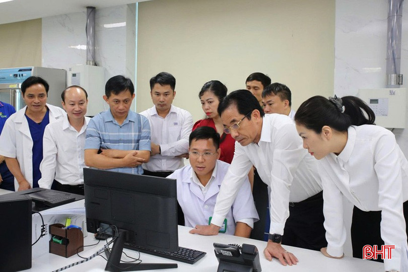 Đoàn công tác Sở Y tế thẩm định bệnh án điện tử tại BVĐK TTH Hà Tĩnh. Ảnh: Tuấn Dũng. bqbht_br_z6899952926006-f65d99de0dc586643af91f322fe436d0-c3342a.jpg