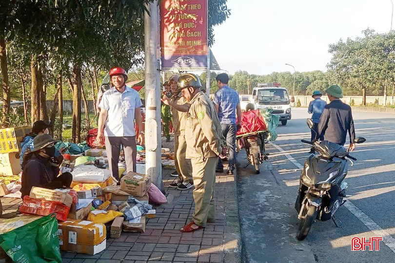 Ra quân xử lý tình trạng lấn chiếm vỉa hè làm nơi kinh doanh, buôn bán. bqbht_br_anh-do-thi-5a.jpg