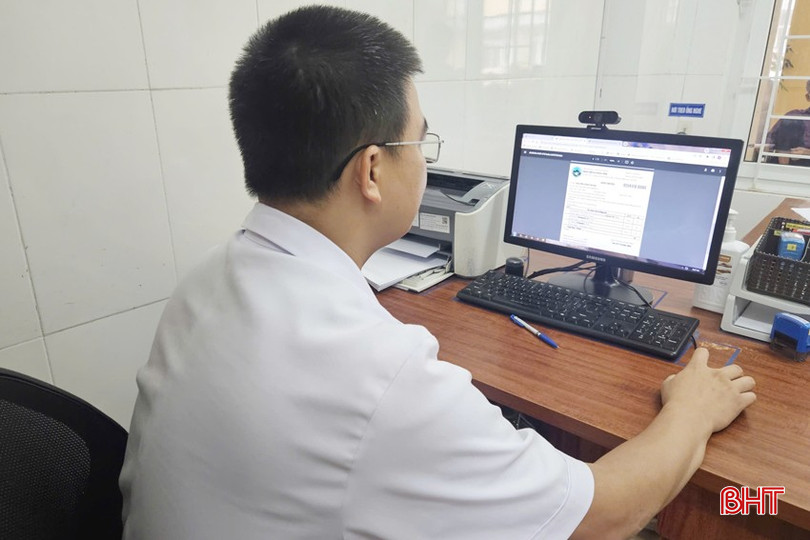 Các bác sỹ BVĐK tỉnh thiết lập đơn thuốc điện tử trên phần mềm. bqbht_br_don-thuoc-dien-tu-4a.jpg