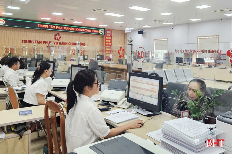Cán bộ tại Trung tâm Phục vụ hành chính công tỉnh tiếp nhận và xử lý hiệu quả TTHC trên Cổng Dịch vụ công quốc gia. bqbht_br_z6838090650300-72d8cc8d371732d06f46ed807dbd7b00a.jpg