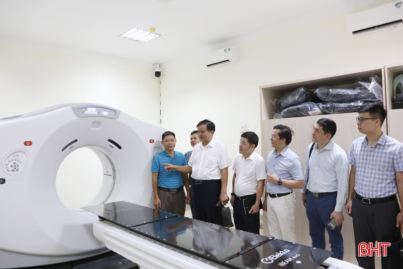 PGS.TS Đào Xuân Cơ khảo sát tại Khu Xạ trị của BVĐK tỉnh. 1a-7785.jpg